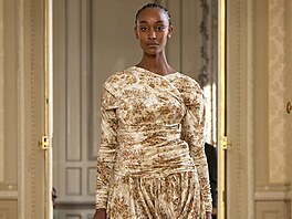 Také na pehlídce Ganni se vintage motivy a materiály  vetn bohat aseného...