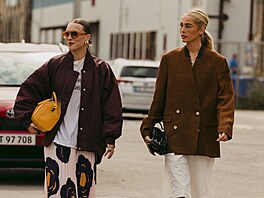 Babikovskou maxisukni mete kombinovat teba i s oversized trikem a bomberem...