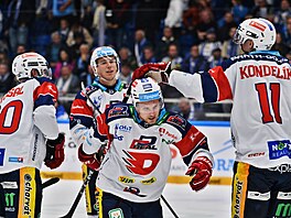 Hokejisté Pardubic (zleva) Robert Kousal, Vladimír Sobotka a Jáchym Kondelík...