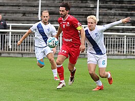 Pardubický kapitán Kamil Vacek se sna�í uniknout frýdecko-místeckým hrá��m...