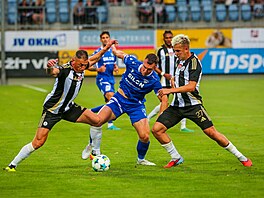 Úto�ník Táborska Luká� Mat�jka b�hem zápasu s �eskými Bud�jovicemi