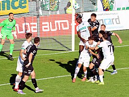 Jablonecký útoník Antonín Rsek si za Aboubacarem Traorem naskakuje na mí po...