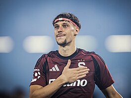 HRDÝ SPAR�AN. Úto�ník Veljko Birman�evi� s fanou�ky oslavuje prom�n�nou...