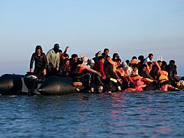 Migranti se pokouejí pekroit Lamanský prliv ze severní Francie. (26. záí...