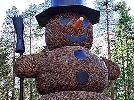 Tady, u polárního kruhu, najdete snhuláky uprosted lesa (a léta)!