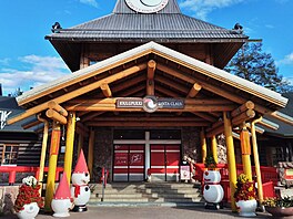 Dalí turistické lákadlo - vesnice Santy Clause! Prý tady má dílnu a nkdy tu i...