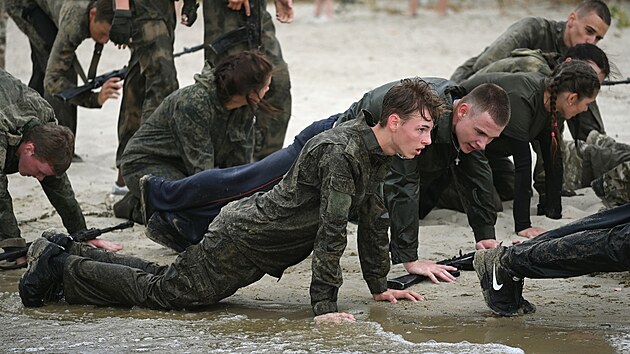 Rusk dti absolvuj vojensk vcvik v Rostovsk oblasti. (21. srpna 2025)