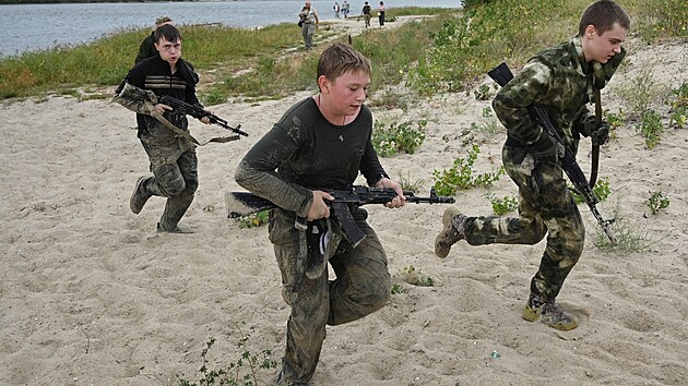 Rusk dti absolvuj vojensk vcvik v Rostovsk oblasti. (21. srpna 2025)