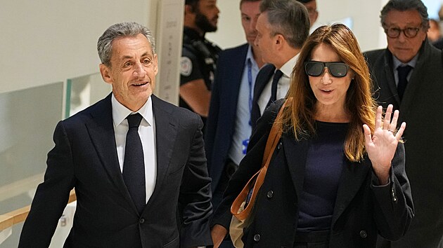 Nicolas Sarkozy a Carla Bruniov u soudu v Pai (25. z 2025)