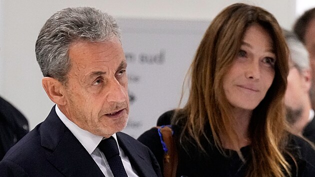 Nicolas Sarkozy a jeho manelka Carla Bruniov u soudu v Pai (25. z 2025)