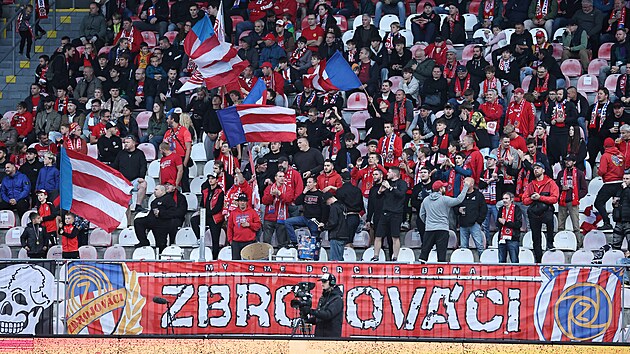 Fanou�ci fotbalist� Zbrojovky Brno b�hem z�pasu proti b��ku Slavie. (z��� 2025)