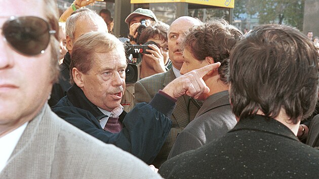 V�clav Havel a Stanislav Gross uprost�ed protest� proti zased�n� MMF a SB v Praze (27. z��� 2000)