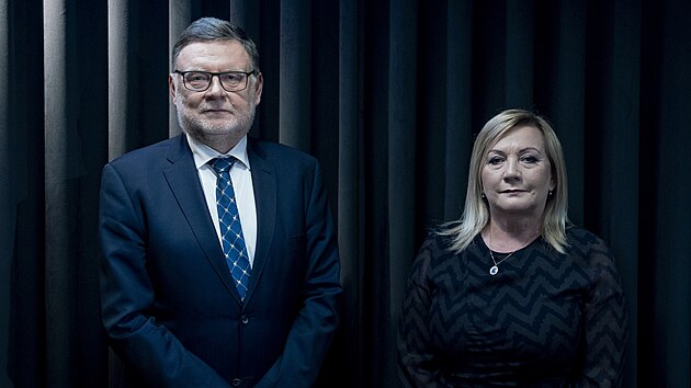 Hosty poadu Rozstel jsou Alena Schillerov (ANO) a ministr financ Zbynk Stanjura (ODS). Moderuje Vladimr Vokl.