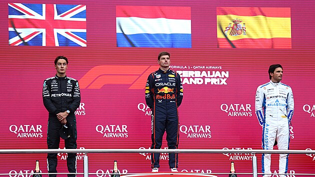 Max Verstappen se raduje z v�hry ve Velk� cen� �zerb�jd��nu. Druh� dojel George Russell, t�et� Carlos Sainz.