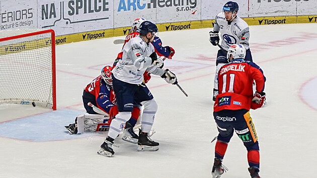 Plzet hri dvaj gl proti Pardubicm.