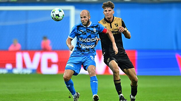 Martin Králik z Mladé Boleslavi bojuje o mí� s Jakubem Pirou z Baníku Ostrava.