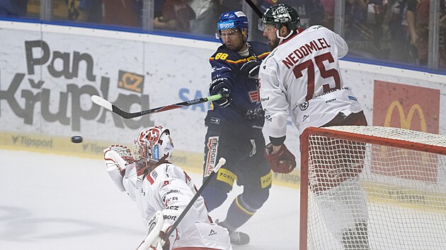 Tineck brank Marek Mazanec se natahuje po kotoui v zpase s eskmi...