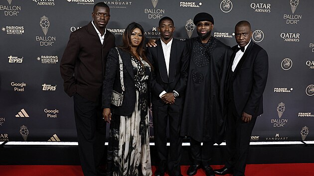 Ousmane Dembl pzuje s rodinou na vyhlen Zlatho me.