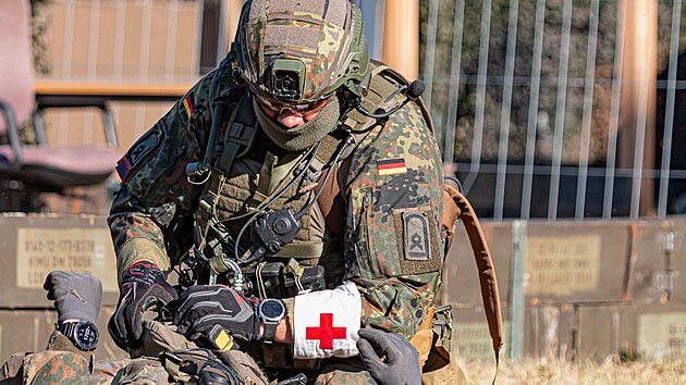 N�me�tí výsadká�i Bundeswehru se ú�astní cvi�ení, p�i kterém evakuují zran�ného...