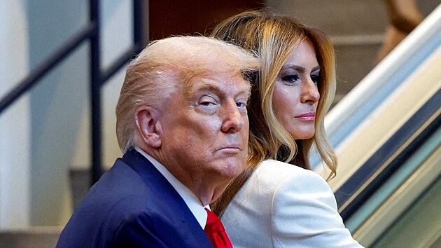 Americk prezident Donald Trump a prvn dma Melania Trumpov pi pjezdu na zasedn Valnho shromdn OSN v New Yorku. (23. z 2025)