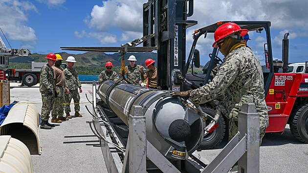 Ameri�tí námo�níci na základn� Guam v Pacifiku nakládají rakety UGM-109...