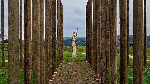 tyicet osm chmelovch sloup rozmstnch ve tvaru ke a vydldn obrys poutnho kostela, kter byl zbourn ped vc ne 200 lety. Na poli nedaleko Blan na Lounsku vznikl nevedn pamtnk. (z 2025)