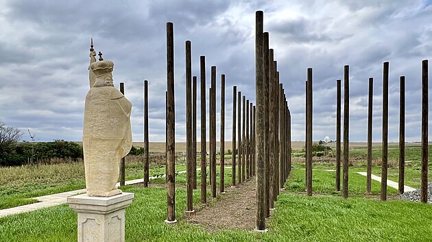 tyicet osm chmelovch sloup rozmstnch ve tvaru ke a vydldn obrys poutnho kostela, kter byl zbourn ped vc ne 200 lety. Na poli nedaleko Blan na Lounsku vznikl nevedn pamtnk. (z 2025)