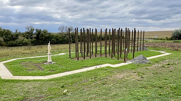 tyicet osm chmelovch sloup rozmstnch ve tvaru ke a vydldn obrys poutnho kostela, kter byl zbourn ped vc ne 200 lety. Na poli nedaleko Blan na Lounsku vznikl nevedn pamtnk. (z 2025)