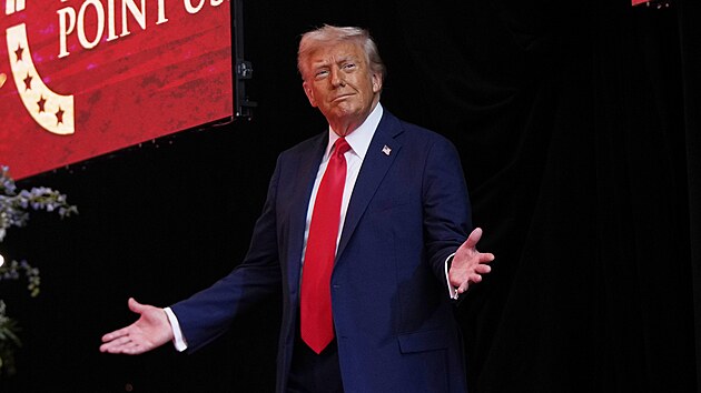 Americk prezident Donald Trump na poslednm rozlouen se zastelenm pravicovm aktivistou Charliem Kirkem (21. z 2025). 