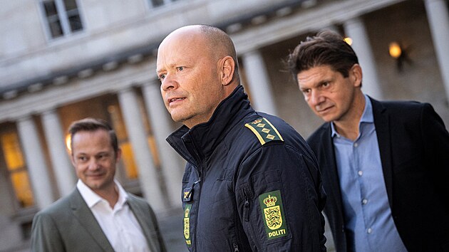 Provozn editel Naviair Morten Fruensgaard (vlevo), policejn inspektor Jens Jespersen (uprosted) a provozn editel kodaskho letit Kristoffer Plenge-Brandt na spolen tiskov konferenci na policejnm velitelstv v Kodani (23. z 2025)