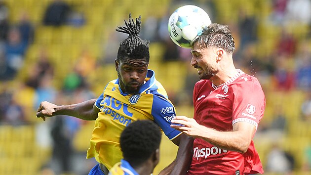 Pardubický obránce Louis Lurvink (vpravo) hlavi�kuje p�ed Benjaminem Nyarkem z...