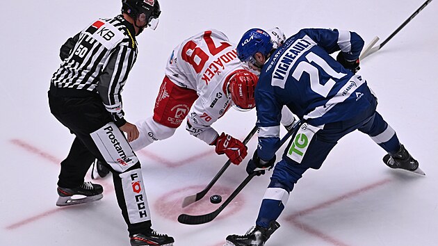 T�ineck� Libor Hud��ek (vlevo) a Samuel Vigneault z Kladna na buly
