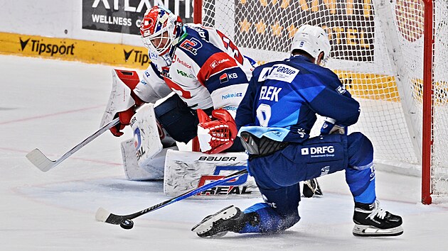 Brn�nsk� Jakub Flek v �anci p�ed brank��em Romanem Willem z Pardubic