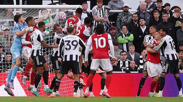 Stoper Gabriel z Arsenalu stl v nastavenm ase utkn proti Newcastlu...