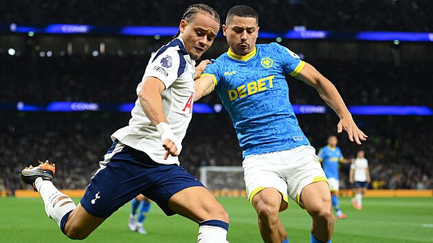 Zálo�ník Xavi Simons z Tottenhamu (vlevo) se sna�í odcentrovat p�es Andrého z...