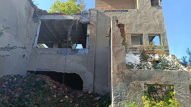 Ruiny b�val� �amot�rny u Vidnavy, ve kter� se kdysi kaolin zpracov�val. 