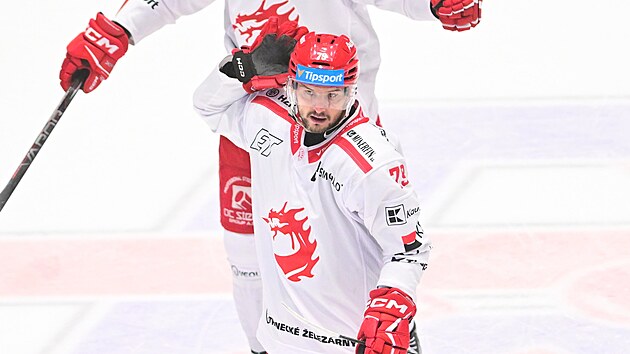 Tinecký útoník Libor Hudáek provokativn slaví vítzný gól do sít Pardubic...