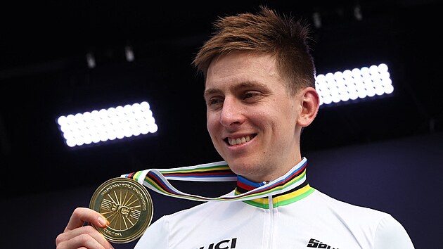 Slovinský cyklista Tadej Poga�ar slaví. Suverénn� obhájil sv�tové zlato v...