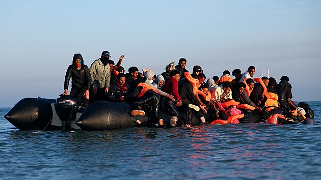 Migranti se pokouejí pekroit Lamanský prliv ze severní Francie. (26. záí...