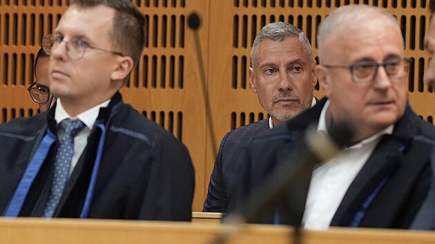 Za��n� hlavn� l��en� kauzy Dozimetr. Na obvodn� soud pro Prahu 9 dorazil podnikatel Michal Redl. (22. z��� 2025)