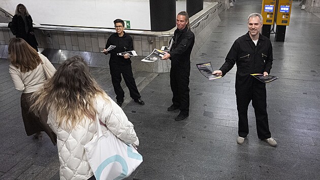 Pedseda Pirt Zdenk Hib vyrazil s dalmi leny strany v protikorupnch kombinzch mezi lidi. Ped Smchovskm ndram mluvili hlavn o pirtskm protikorupnm balku. (24. z 2025)