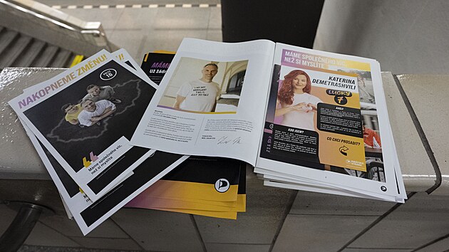 Pedseda Pirt Zdenk Hib vyrazil s dalmi leny strany v protikorupnch kombinzch mezi lidi. Ped Smchovskm ndram mluvili hlavn o pirtskm protikorupnm balku. (24. z 2025)