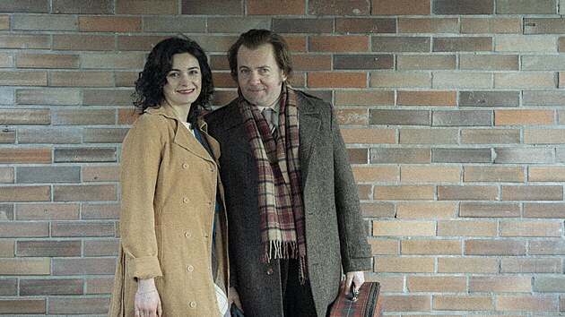 METODA MARKOVI�.
V seri�lov�m hitu hraje Petr Ln�ni�ka
legend�rn�ho vy�et�ovatele a Sarah
Hav��ov� jeho man�elku.