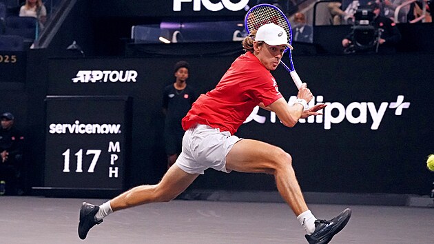 Australsk tenista Alex de Minaur v akci na Laver Cupu.