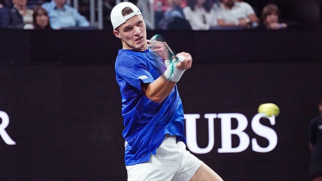 esk tenista Jakub Menk v akci na Laver Cupu.