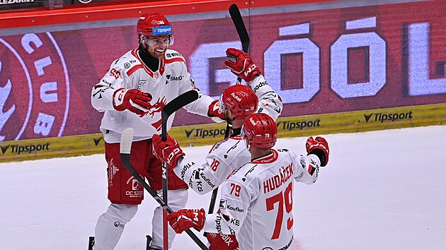 Marian Ad�mek (vlevo) se raduje se spoluhr��i z v�t�zn� trefy proti Kladnu.