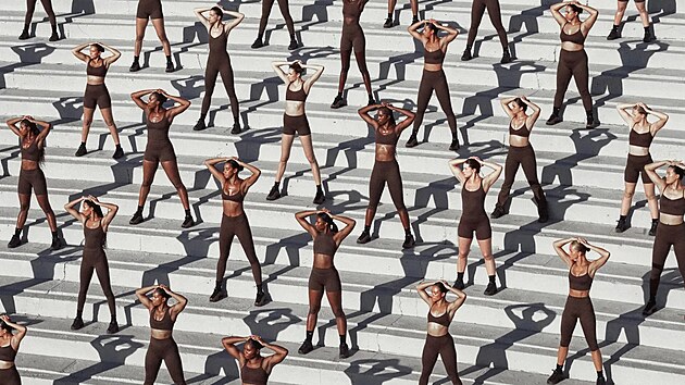 Na nov� kampani zna�ky NikeSKIMS se jako modelka pod�lela sama Kim Kardashian spolu s tenistkou Serenou Williamsovou anebo atletkou Sha�Carri Richardsonovou a dal��mi. (23. z��� 2025)