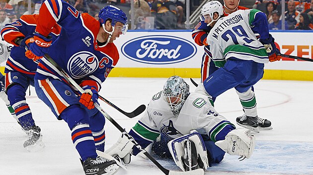 Connor McDavid se sna pekonat Thatchera Demka.