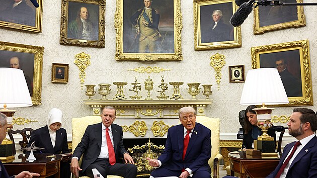 Americk prezident Donald Trump v Blm dom pijal tureckho prezidenta Recepa Tayyipa Erdogana. (25. z 2025)