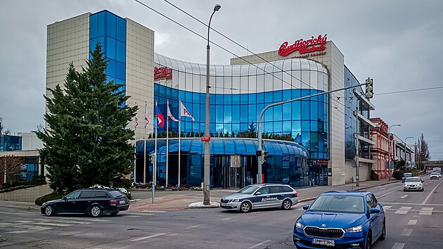 Sou��st� prom�ny are�lu je i zbour�n� t�to pro Budvar typick� budovy, kde je vstup s recepc�.
